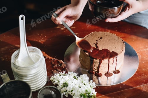 Visualização: Mãos de mulher fazendo bolo em fundo de madeira