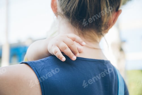 Preview: Small Beautiful Chaild Hand On The Mothers Shoulder,
