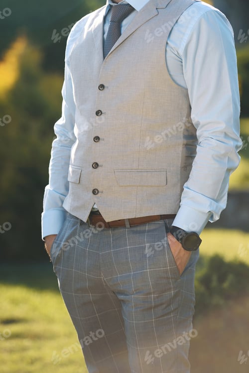Preview: Stylish Man Holding Hands In Pockets At Sunset