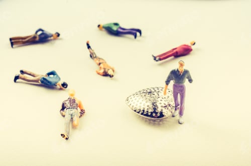 Preview: Tiny Figurine Of Men With One Attached To A Heart Icon