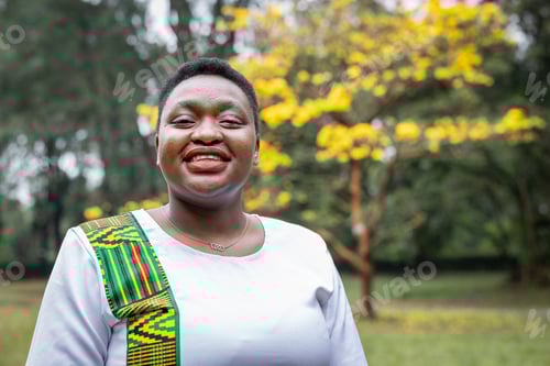 Vista previa: Primer plano de una joven feliz en un parque de Nairobi, Kenia, que vive con el VIH