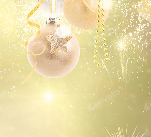 Visualização: Fileira de bolas de Natal douradas penduradas em fundo bokeh dourado com espaço de cópia