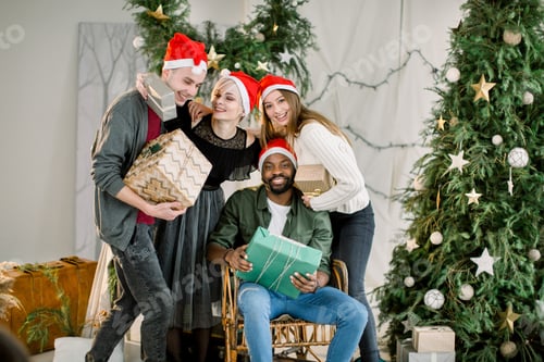 Visualização: Quarto aconchegante com decorações de Natal. Quatro amigos com presentes de Natal sorrindo e se divertindo