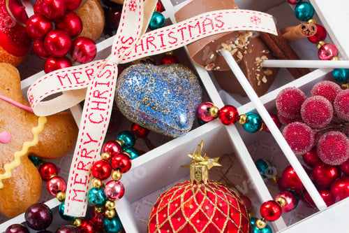 Preview: Christmas Ornaments and Gingerbread Cookie in White Box