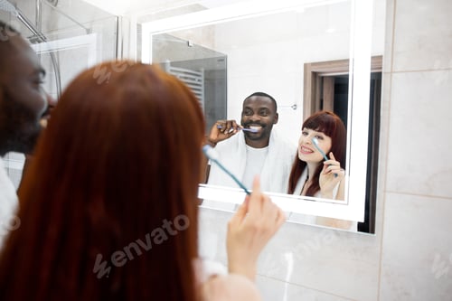 Visualização: Família multiétnica reunida no banheiro e escovando os dentes. Conceito de higiene bucal