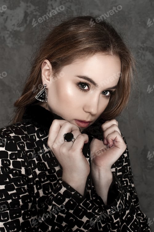 Preview: Fashion Girl With Handbag Posing At The Background Weariing A Coat