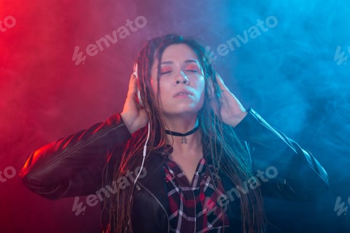 Visualização: Music, Meloman and People Concept - Uma mulher feliz com dreadlock ouvindo música e se divertindo