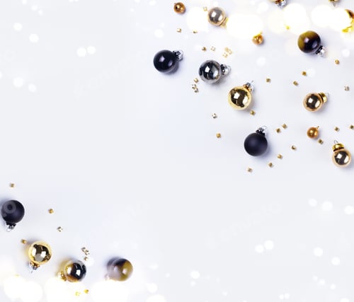 Visualização: Cena plana de Natal com bolas de vidro douradas, cinza e pretas com espaço de cópia em fundo branco