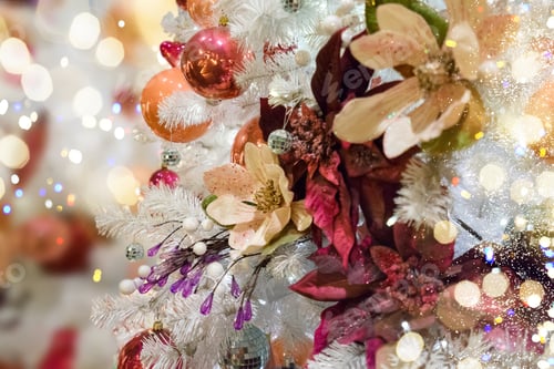 Aperçu: Christmas White Tree With Holiday Red And Orange Decorations And Lights