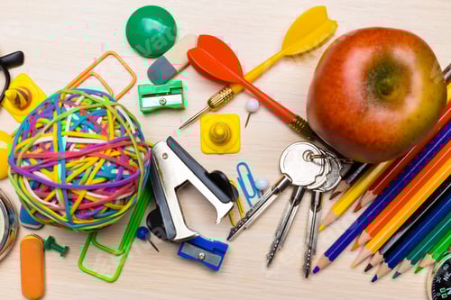 Visualização: Material escolar em fundo de madeira