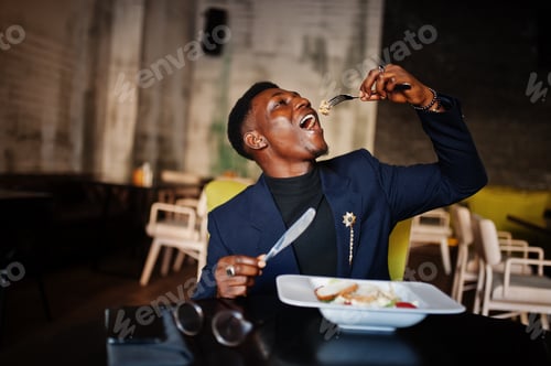 Preview: Fashionable african american man in suit