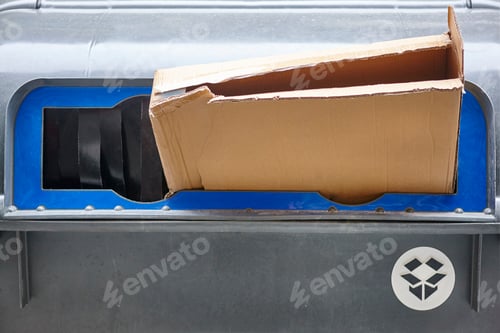 Vorschau: Bund aus Papppapier auf einem Plastikbehälter. recyceln. Ökologie. Horizontal