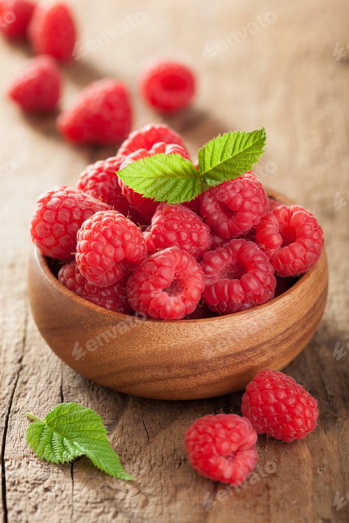 Preview: fresh raspberry in bowl over wooden background