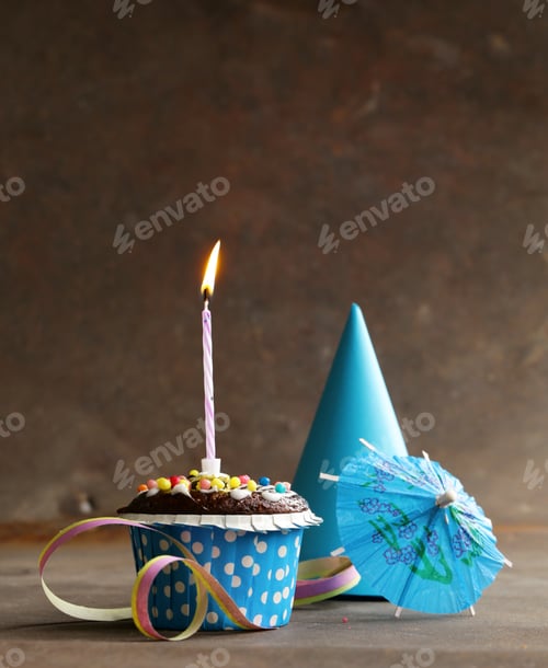 Preview: festive cupcake with a burning candle