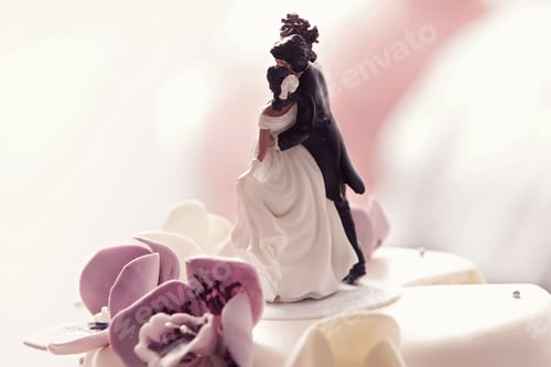 Preview: Cropped close-up picture of a wedding cake.