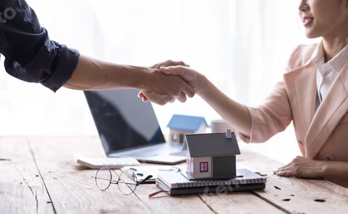Preview: Handshake Real estate brokerage agent Deliver a sample of a model house to the customer, mortgage