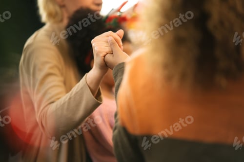 Visualização: Família orando antes do jantar no dia de ação de graças