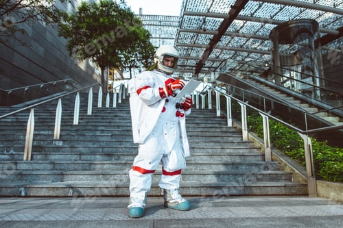 Preview: spaceman in a futuristic station