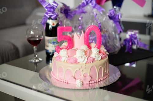 Preview: Pink 50th birthday cake with a crown and can
