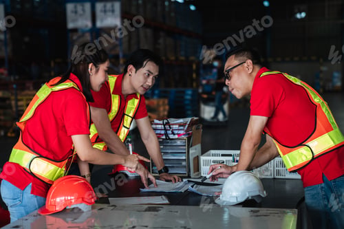 Preview: Group warehouse workers meeting details about work in the warehouse.