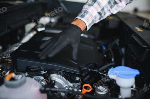 Preview: Auto mechanic performing a routine service inspection in a service garage