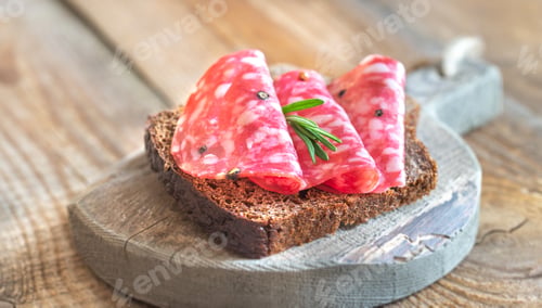 Vorschau: Sandwich mit Salami auf dem Holzbrett