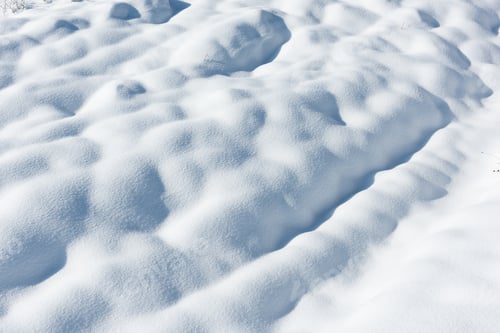 Preview: Large snowdrifts on a snowy field