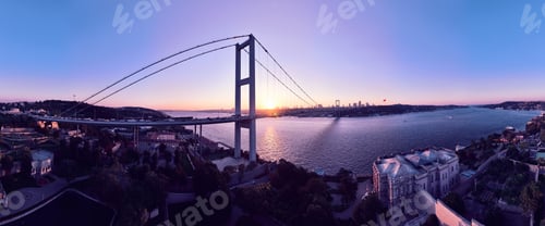 Vista previa: El puente del Bósforo de Estambul y el horizonte de la ciudad en segundo plano con la bandera turca en la hermosa puesta de sol,