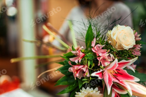 Preview: Making beautiful bouquet at flower shop, close-up.