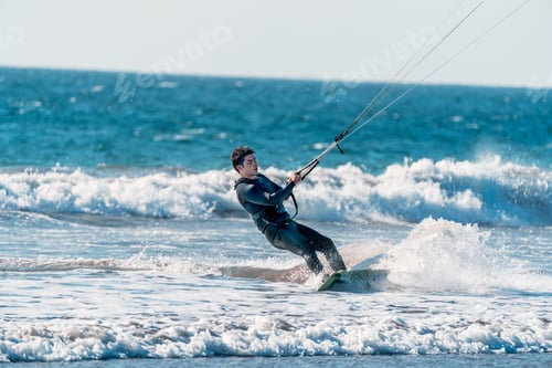 Vorschau: junger Latino praktiziert Kitesurfen im Pazifik