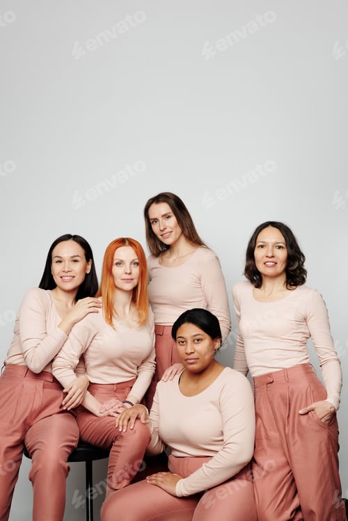 Preview: Group photo of multi-ethnic women