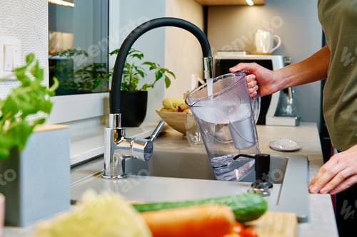 Preview: Woman pouring water filter jag