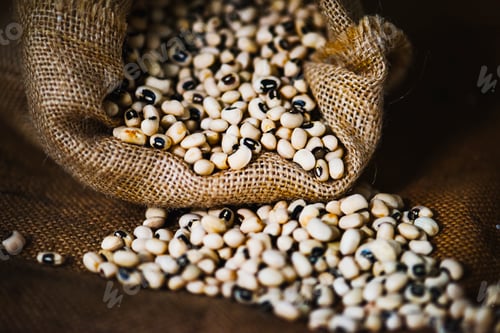 Preview: Closeup of black eye peas on sackcloth product fresh