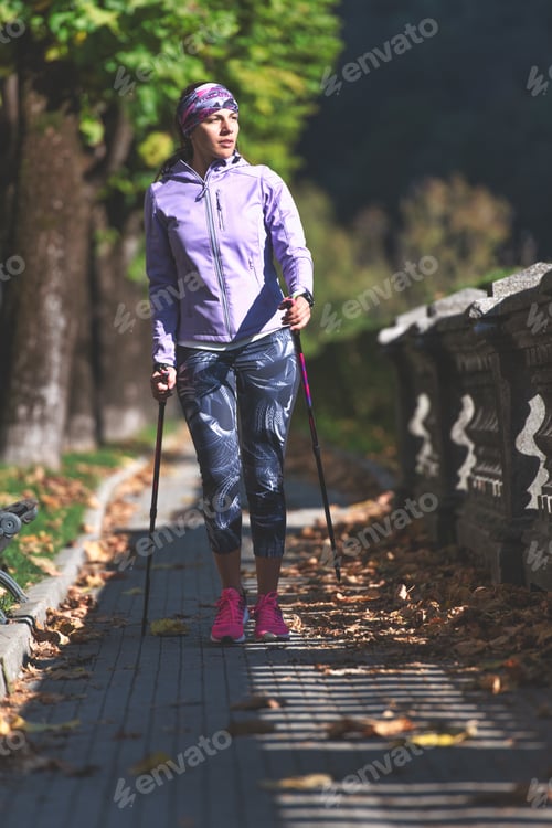 Preview: A woman relaxes by practicing Nordic walking