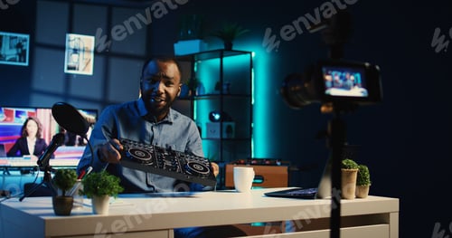 Preview: Influencer films DJ tech unboxing