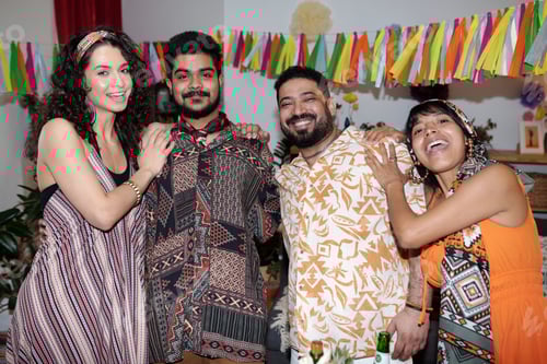 Visualização: Amigos alegres curtindo a festa em casa