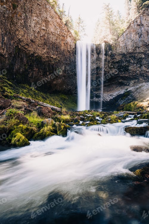 Preview: Breathtakingly beautiful flowing Green Peak Falls in Oregon