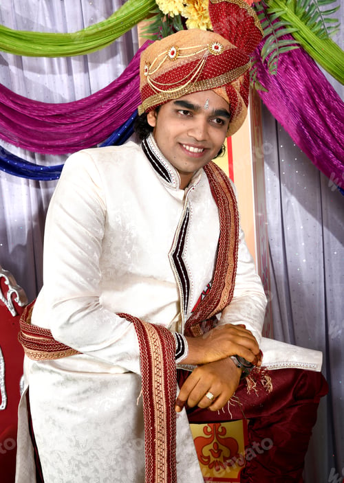 Preview: Indian groom wearing traditional clothe.