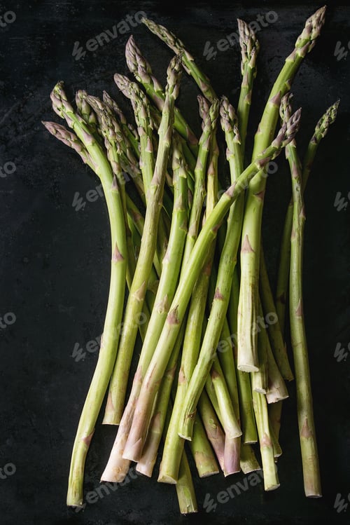 Preview: Bundle of young green asparagus