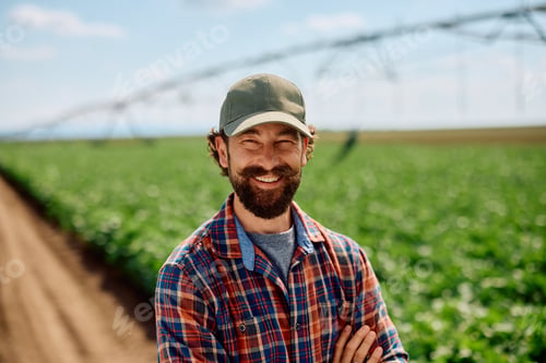 Visualização: Confident farm owner in the field looking at camera.