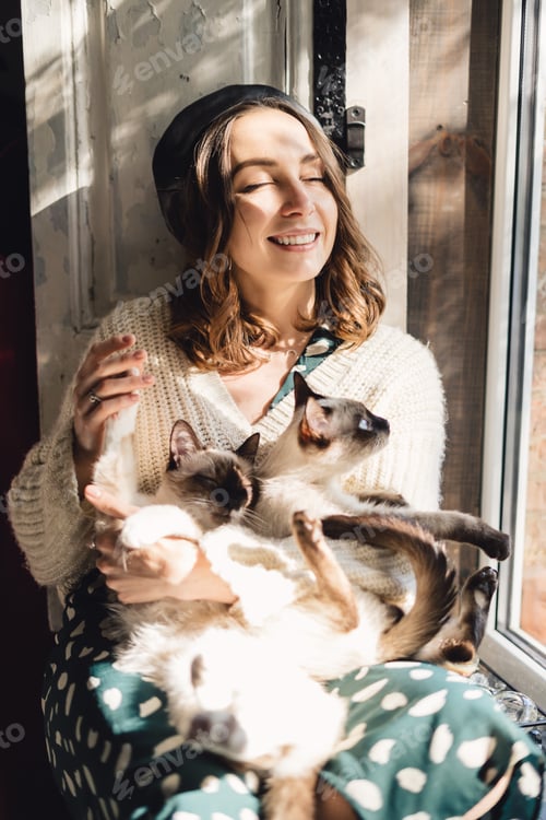 Preview: Portrait woman with Siamese cats