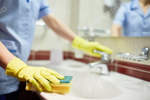 Preview: Cleaning sink with sponge