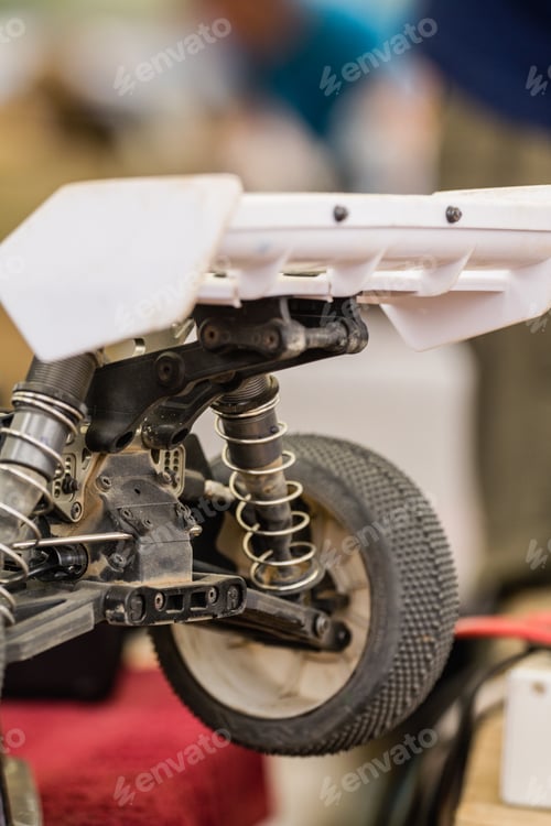 Preview: Maintenance of radio-controlled model of the car in a break between competitions
