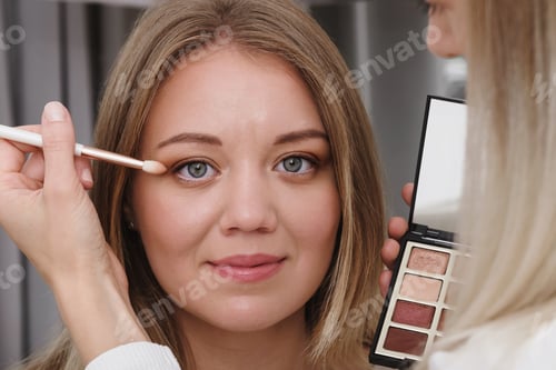 Preview: Woman applying nude eye make-up close-up in salon