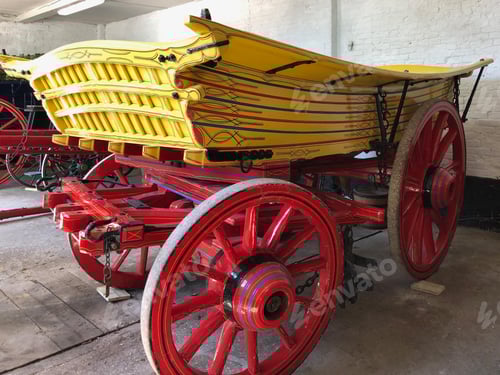 Visualização: Carroça de madeira velha colorida