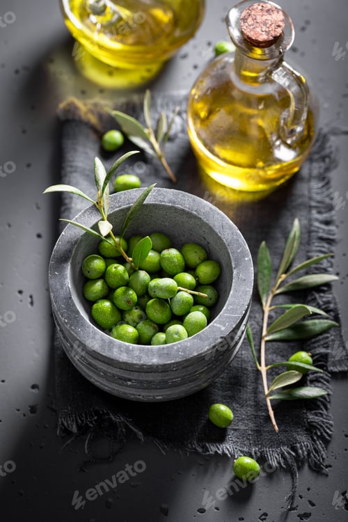 Preview: Green and ripe olives with raw olive berries.