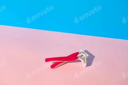 Preview: Disposable razor on blue and pink background