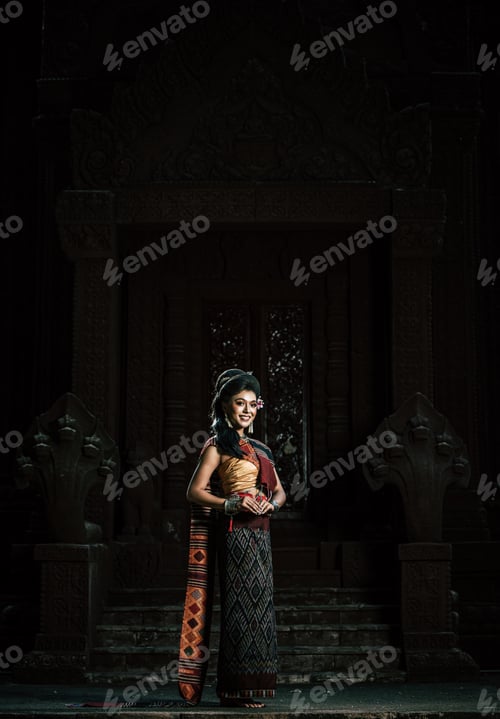 Preview: Asian Young female Actress wearing beautiful ancient costumes