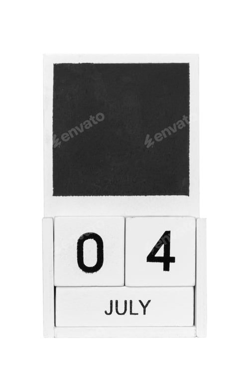 Visualização: Dia da Independência Americana. Calendário de madeira de 4 de julho isolado no fundo branco