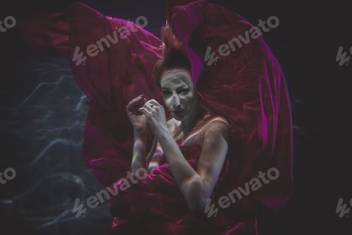 Preview: Woman underwater